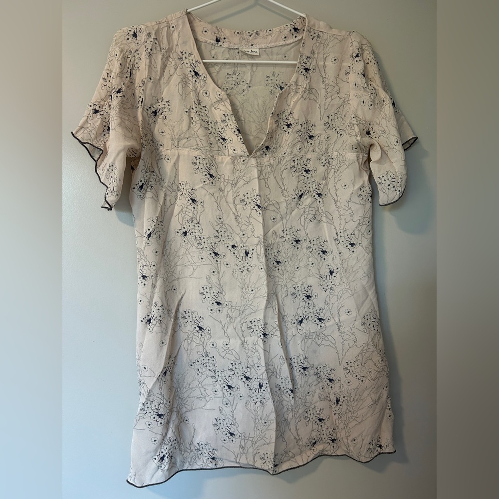 Women’s Silk light floral blouse 
Size XS 
Beige with light floral pattern
